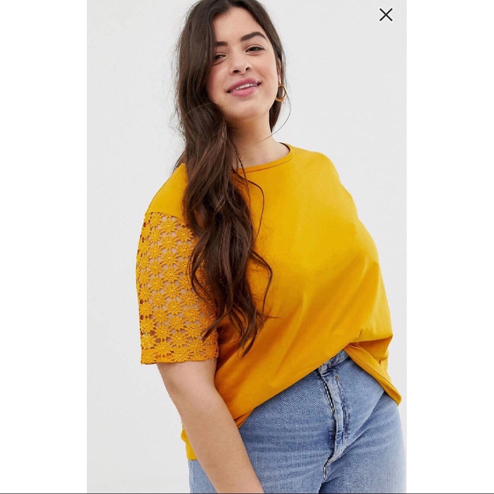 Gold T-shirt with lace sleeves